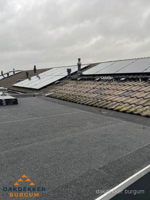 Bitumen dakbedekking op plat dak met aansluitend pannendak en zonnepanelen in Burgum Bitumen dakbedekking op plat dak met aansluitend pannendak en zonnepanelen in Burgum