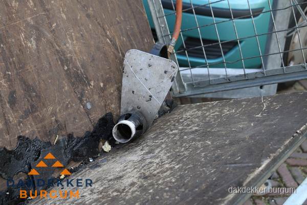 Dakdekkers gasbrander voor bitumen werkzaamheden in Burgum