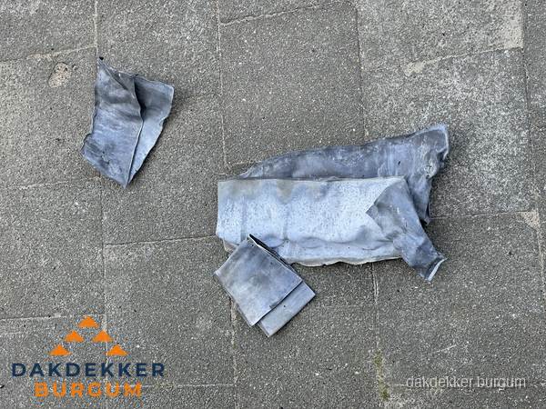 Oude verwijderde loodslabben na vervanging in Burgum