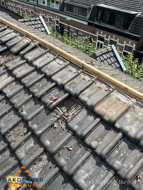 Dakonderhoud aan schuin pannendak met nokvernieuwing in Burgum Dakonderhoud aan schuin pannendak met nokvernieuwing in Burgum