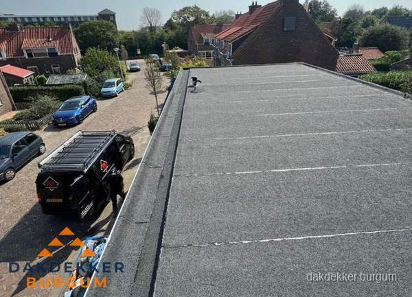 Nieuw bitumen plat dak met uitzicht over woonwijk in Burgum