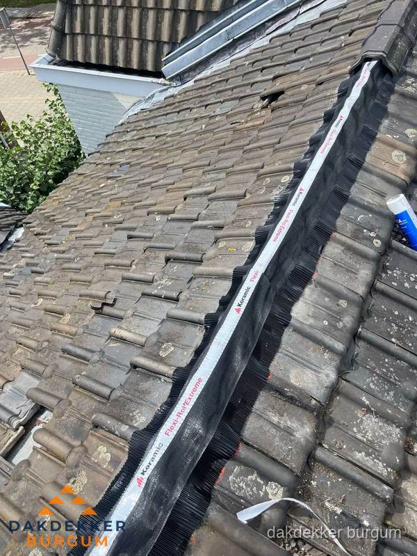 Nokvorst renovatie met Koramic nokrol op schuin pannendak in Burgum