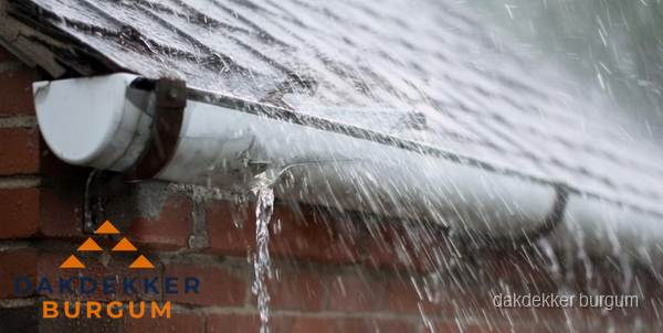 Lekkende dakgoot tijdens regenval in Burgum Lekkende dakgoot tijdens regenval in Burgum