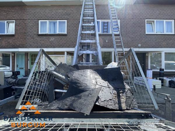 Kosten dakreparatie: dakschade aan flatgebouw in Burgum Kosten dakreparatie: dakschade aan flatgebouw in Burgum