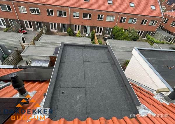 Plat dak met bitumen bedekking naast dakkapel in Burgum