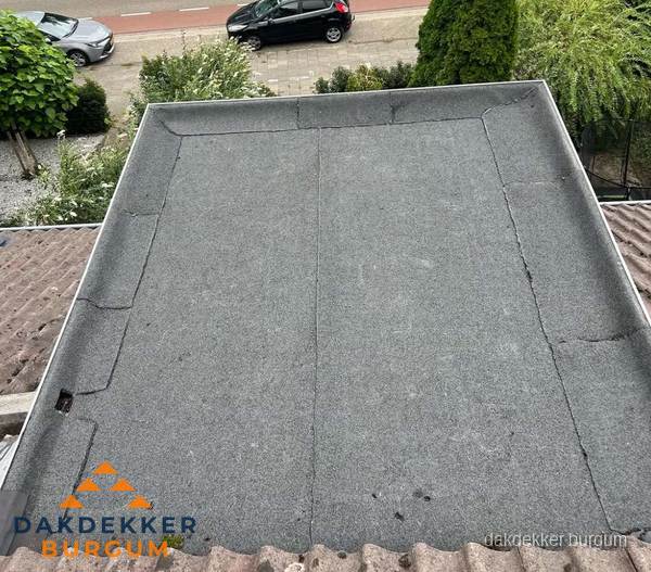 Nieuw aangebrachte bitumen dakbedekking op plat dak in Burgum Nieuw aangebrachte bitumen dakbedekking op plat dak in Burgum