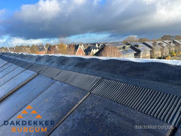Dakisolatie bij de nok met ventilatieprofiel op schuin dak in Burgum Dakisolatie bij de nok met ventilatieprofiel op schuin dak in Burgum