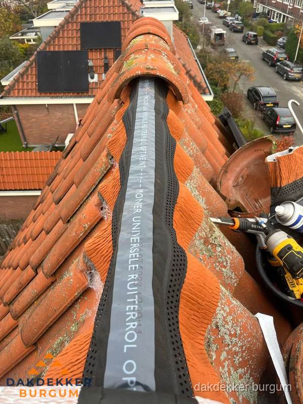 Dakdekker vervangt nokvorst met ruiterrol op pannendak in Burgum Dakdekker vervangt nokvorst met ruiterrol op pannendak in Burgum