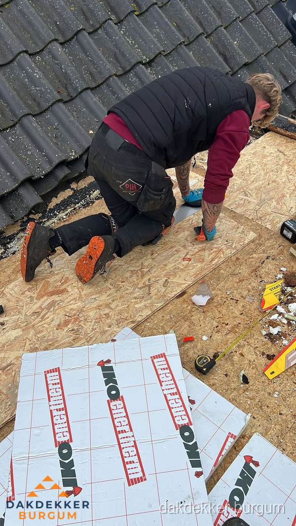 Dakdekker plaatst PIR-isolatieplaten op plat dak in Burgum Dakdekker plaatst PIR-isolatieplaten op plat dak in Burgum